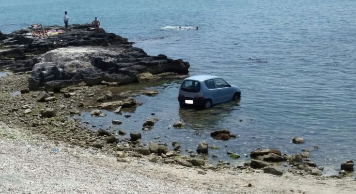 ANCORA UN’AUTO IN MARE IN ZONA ACQUA DI CRISTO
