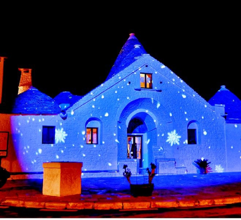 Ad Alberobello boom  di turisti fra i trulli a colori