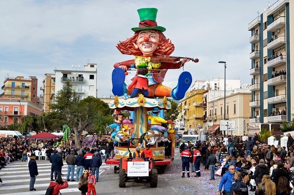 Manfredonia, impazza il carnevale. Città invasa da turisti