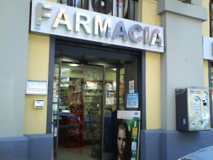 Derubano farmacia, 800 euro il bottino.