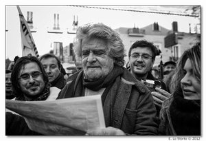 Beppe Grillo a Foggia: 'emergenza rifiuti per fare l'inceneritore'