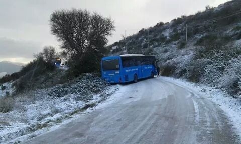 Neve e ghiaccio in Capitanata, bus fuori strada