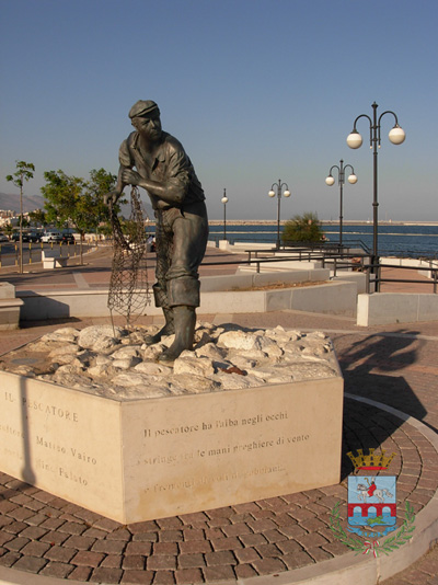 Danneggiato monumento del Pescatore, sindaco: atto meschino