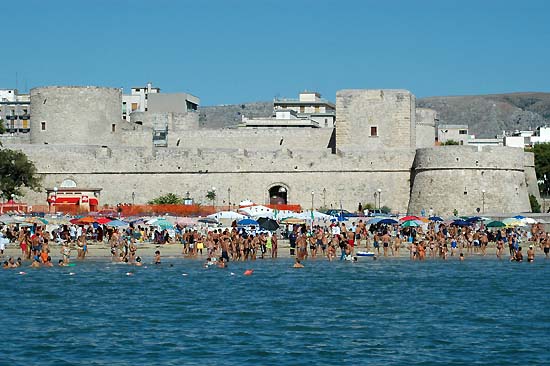 Manfredonia, blitz della Guardia Costiera : presi di mira ambulanti abusivi