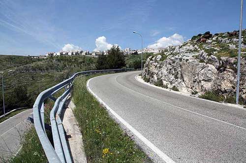 Monte S.Angelo, la strada per Macchia è pericolosa