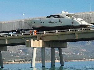 Manfredonia, yacht si ribalta sul molo alti fondali