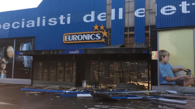 La devastazione all’interno di Euronics, danni per migliaia di euro