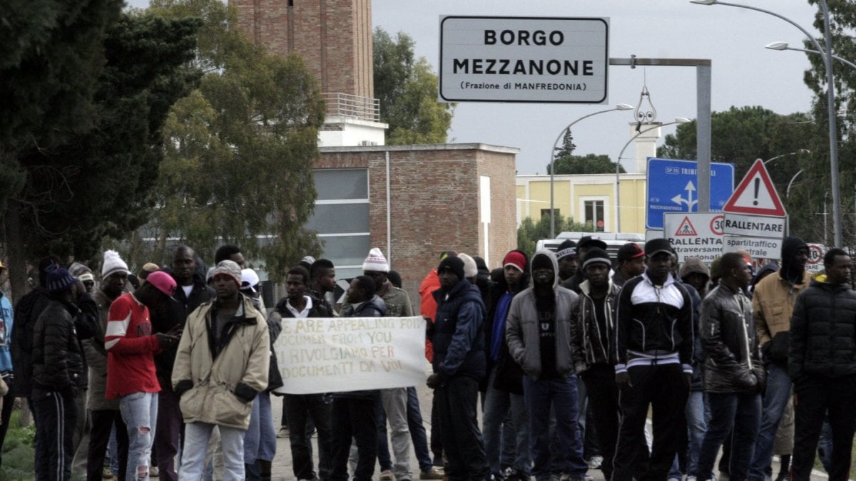 Borgo Mezzanone: famiglie in protesta, palazzo pericolante