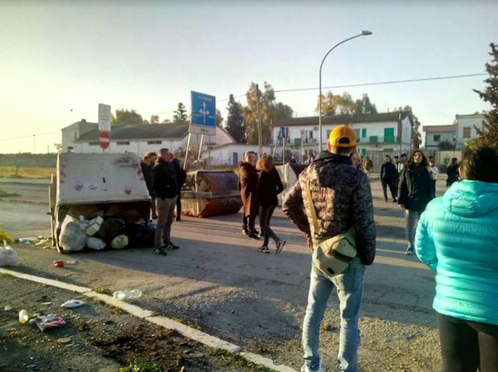 Borgo Mezzanone, protestano le famiglie delle “case gialle”: denunciati „Strade bloccate e cassonetti incendiati “per paura di una seconda viale Giotto”: denunciati.“