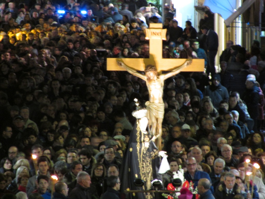 I RITI DELLA SETTIMANA SANTA: IL 16 LA VIA CRUCIS A SIPONTO