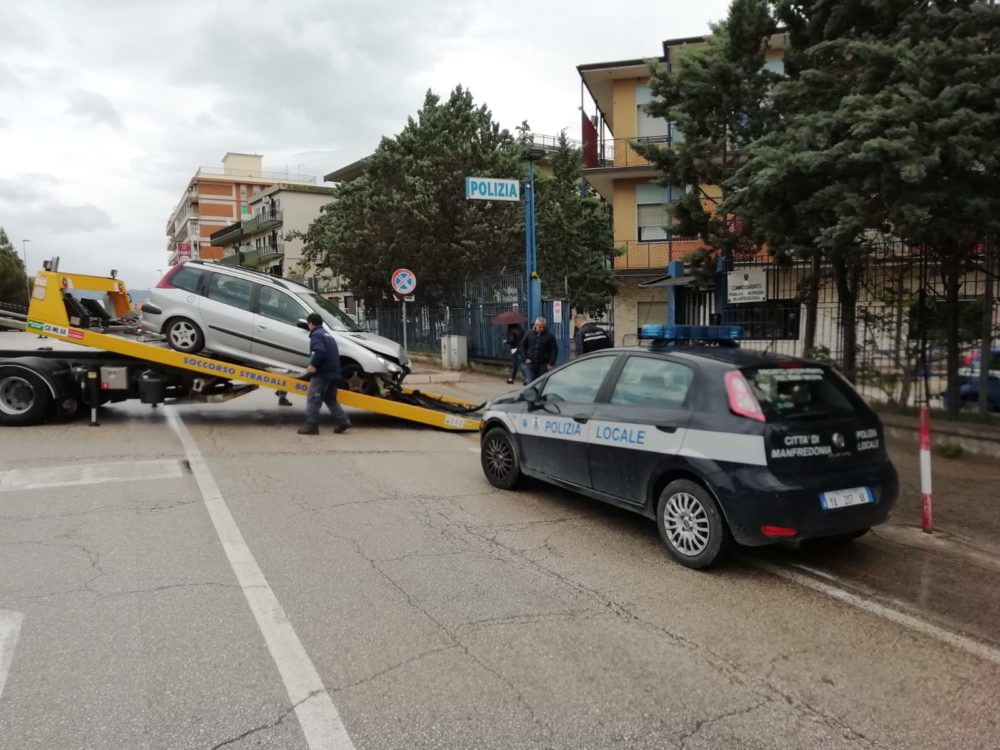 Manfredonia, incidente stradale nei pressi del Commissariato