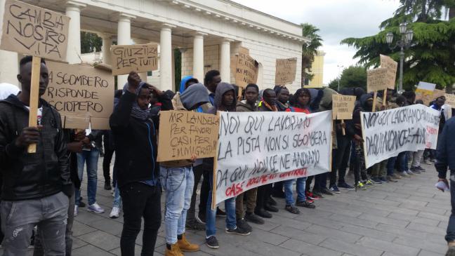 I migranti di Borgo Mezzanone scendono in piazza: «Salvini aiuta noi africani»