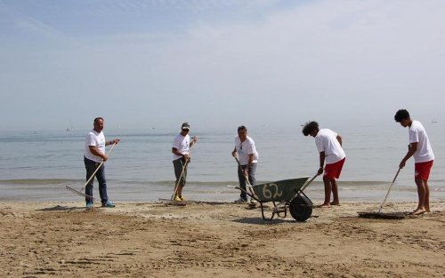 Rifiuti sulle spiagge in Puglia: il dossier Beach Litter di Legambiente „