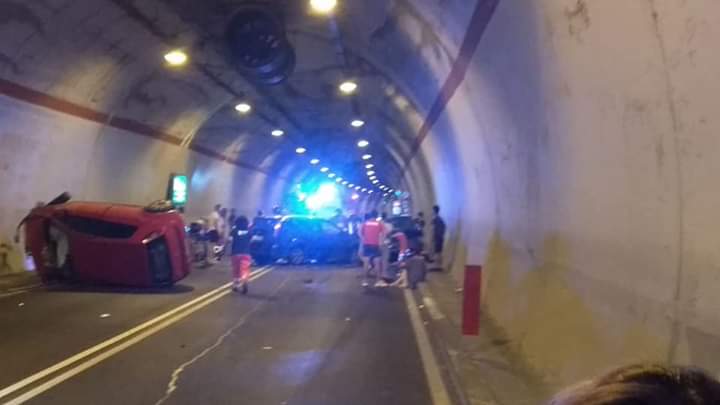 Mattinata, incidente stradale nella galleria: due morti „