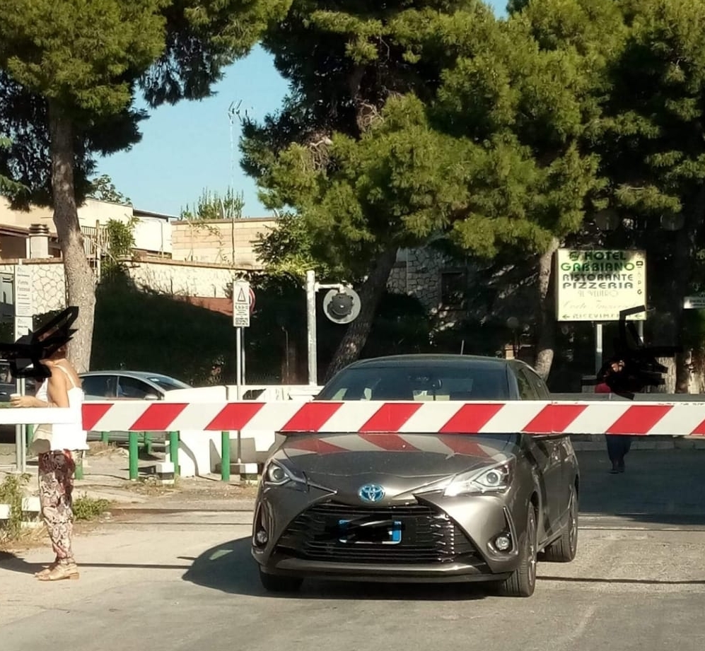 SIPONTO, AUTO RIMANE ALL’INTERNO DEL PASSAGGIO A LIVELLO