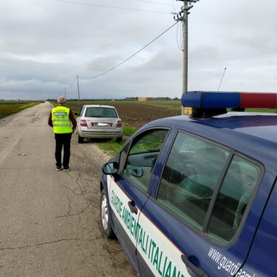 Auto ferma senza conducente in zona Beccarini