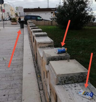 Manfredonia. Rifiuti abbandonati a pochi metri dai cestini