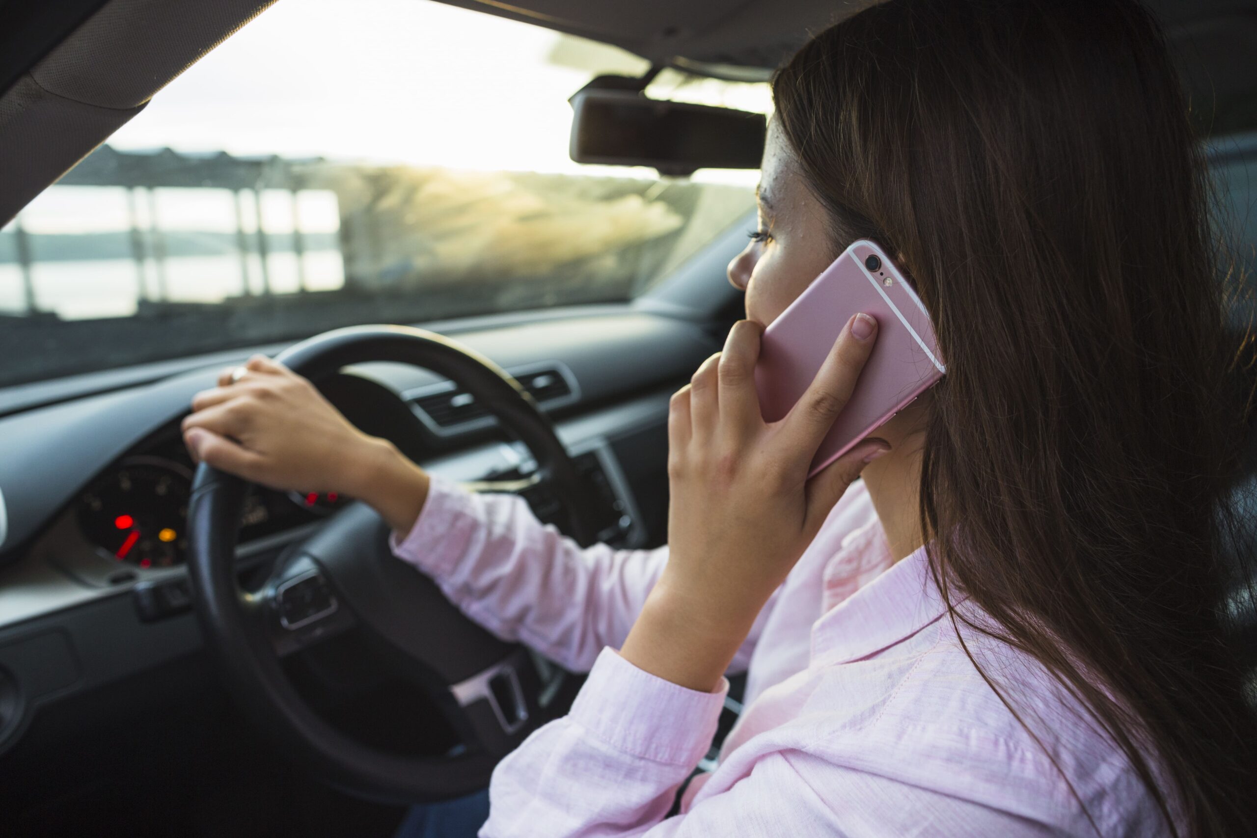 Italiani al volante, troppo veloci ma meno smartphone